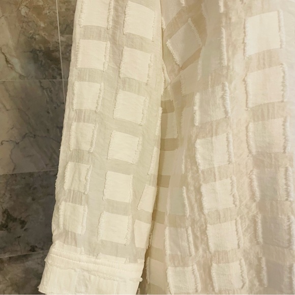 Chico’s Travelers Geometric Button Up Shirt - Picture 4 of 9